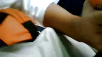 ठूला प्राकृतिक स्तन भएका शीर्ष भारी कुखुराले कडा कुखुरा प्राप्त गर्दछ