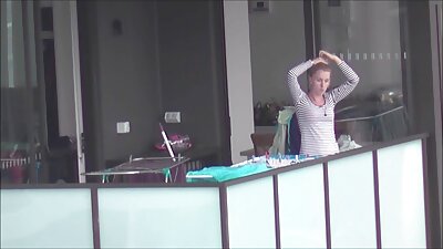 एउटा ठूलो गधा बच्चा आफ्नो गधा र उनको बिल्ली मा एक मुट्ठी प्राप्त गर्दैछ